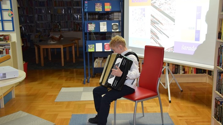 U Narodnoj  knjižnici Hum na Sutli predstavljena knjiga Krešimira Rogine: Šarenilo, šarada