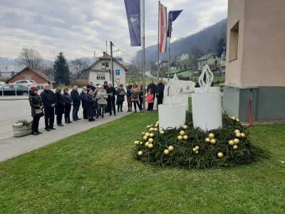 Upaljena prva adventska svijeća