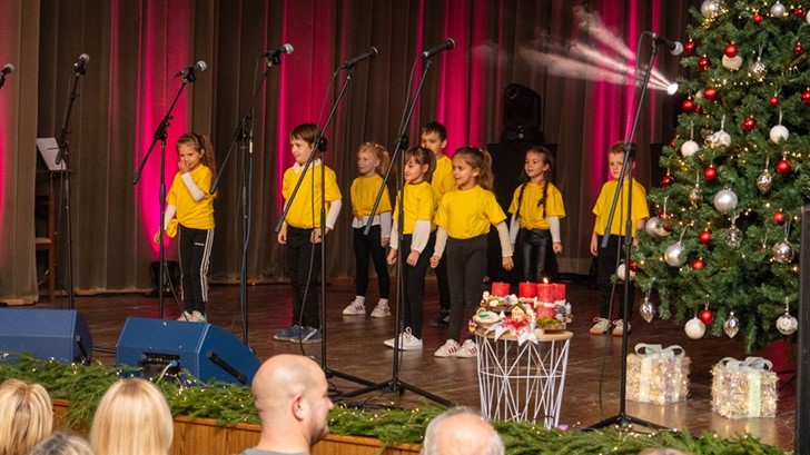 U Humu na Sutli upaljena prva županijska adventska svijeća