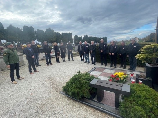 Položeno cvijeće i zapaljene svijeće povodom blagdana Svih svetih