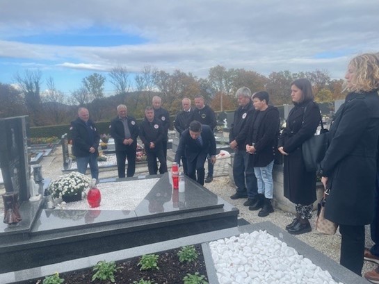 Položeno cvijeće i zapaljene svijeće povodom blagdana Svih svetih