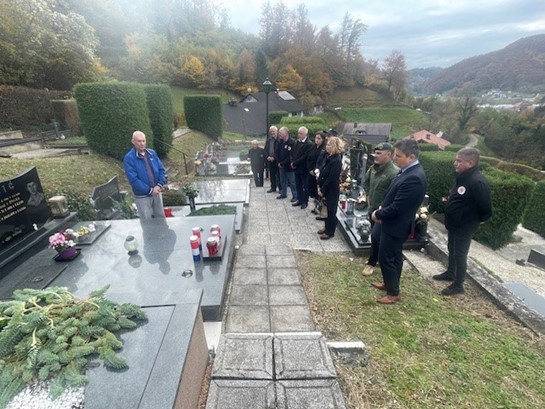 Položeno cvijeće i zapaljene svijeće povodom blagdana Svih svetih