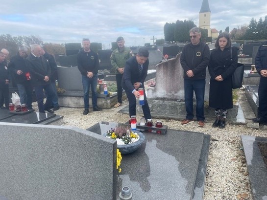 Položeno cvijeće i zapaljene svijeće povodom blagdana Svih svetih