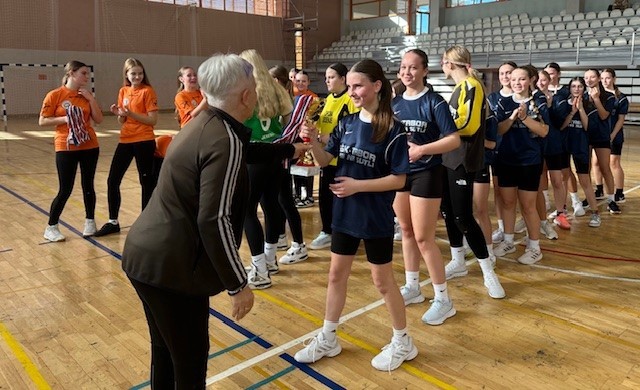 Učenice OŠ V. Kovačića Hum na Sutli osvojile prvo mjesto na županijskom natjecanju u rukometu