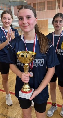 Učenice OŠ V. Kovačića Hum na Sutli osvojile prvo mjesto na županijskom natjecanju u rukometu