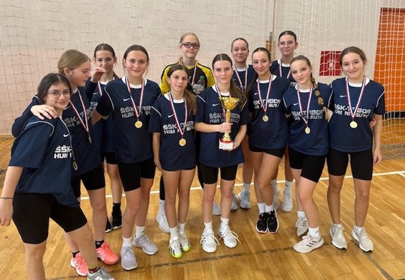 Učenice OŠ V. Kovačića Hum na Sutli osvojile prvo mjesto na županijskom natjecanju u rukometu