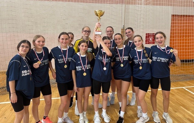 Učenice OŠ V. Kovačića Hum na Sutli osvojile prvo mjesto na županijskom natjecanju u rukometu