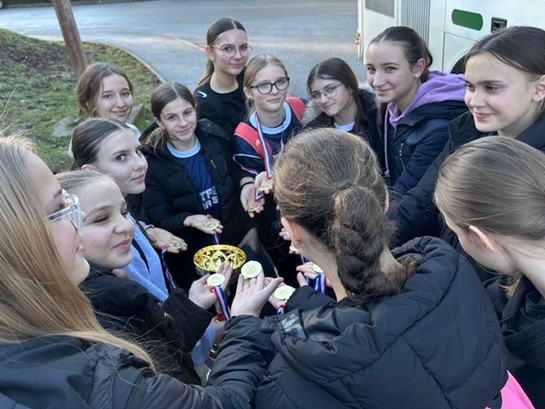 Učenice OŠ V. Kovačića Hum na Sutli osvojile prvo mjesto na županijskom natjecanju u rukometu