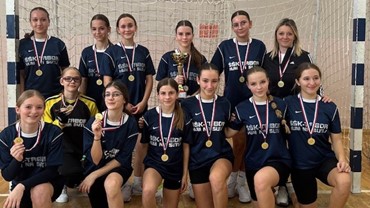 Učenice OŠ V. Kovačića Hum na Sutli osvojile prvo mjesto na županijskom natjecanju u rukometu
