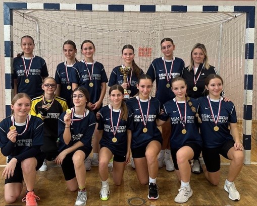 Učenice OŠ V. Kovačića Hum na Sutli osvojile prvo mjesto na županijskom natjecanju u rukometu